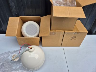 4 hauts parleurs boule vintage pour magasin ou autre.