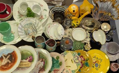 de nombreuses assiettes et tasses posées sur une table