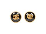 une paire de boucles d'oreilles Chanel noires et dorées