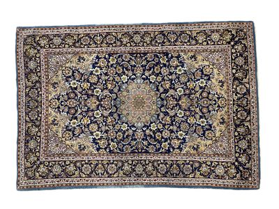 un tapis oriental orné d'un motif en médaillon sur fond bleu