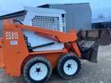 une petite porte orange en forme de ski, posée par terre