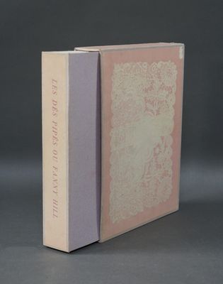 un livre ouvert, avec une couverture rose, posé sur une table