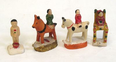 Réunion de quatre sifflets en plâtre polychrome : deux caval…