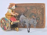 une figurine représentant une femme dans une calèche
