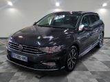 La Volkswagen Passat noire est garée dans une grande pièce.