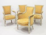trois chaises avec un revêtement jaune, un revêtement jaune, un revêtement jaune, un revêtement jaune, un revêtement jaune, un revêtement jaune, un revêtement jaune, un revêtement jaune