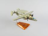 une petite maquette d'un petit avion posée sur un socle en bois
