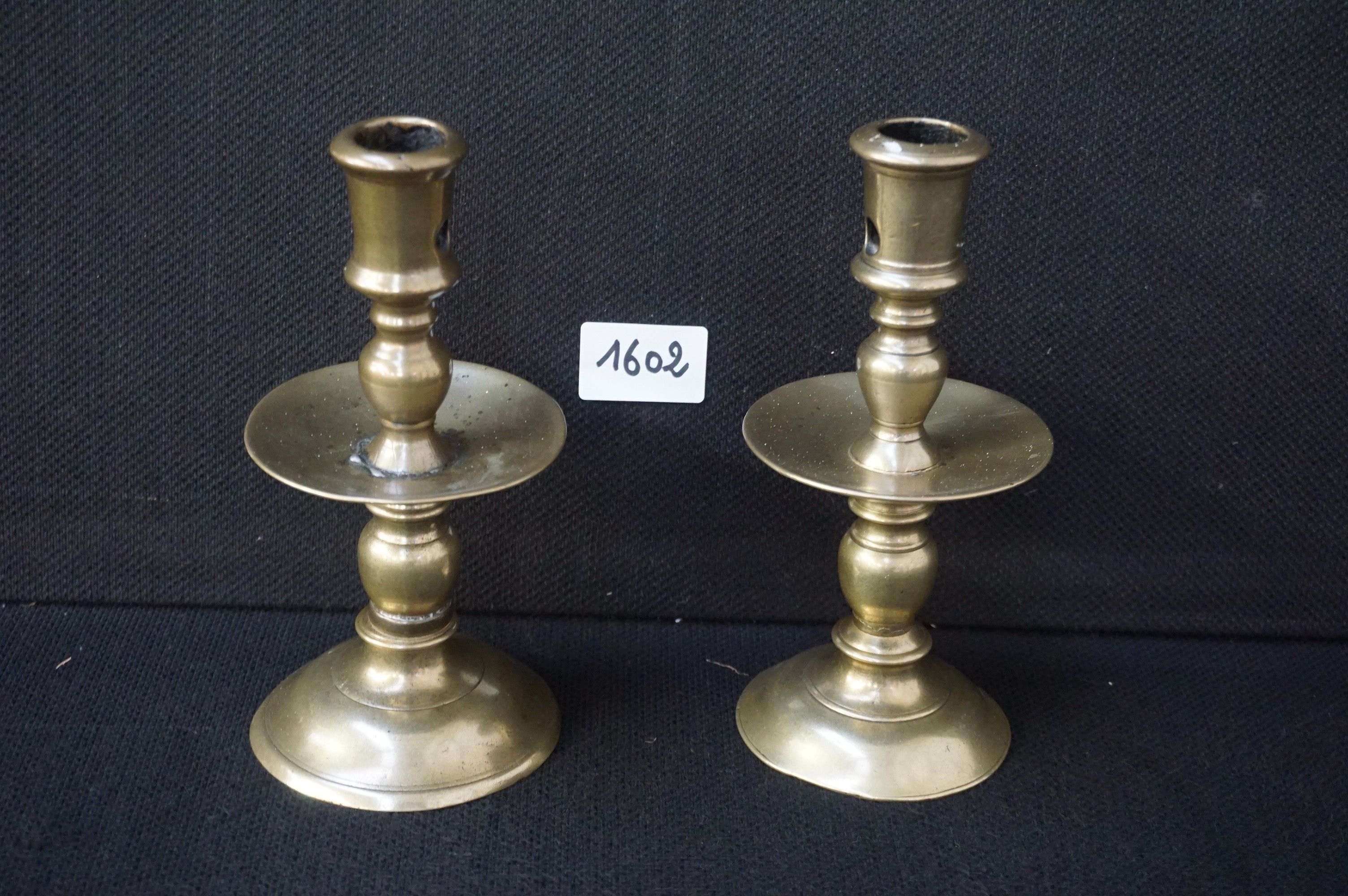 2 magnifiques bougeoirs flamands du XVIIe siècle en bronze -…