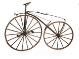 un vélo à l'ancienne posé sur une surface blanche