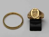 deux bagues en or ornées d'un blason et une bague surmontée d'une couronne