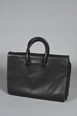 DURER. Sacoche en cuir noir à double poignées sous rabat dis…