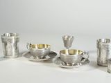 un assortiment d'argenterie comprenant des tasses, des soucoupes et des cuillères