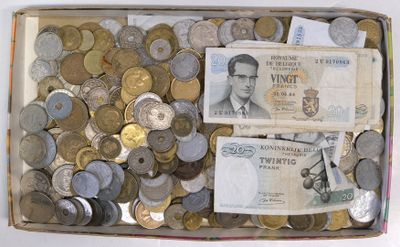 une boîte remplie de pièces et un billet sur lequel figure le portrait d'un homme