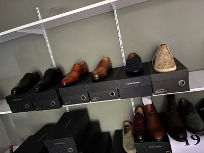 de nombreuses paires de chaussures sur les étagères du placard