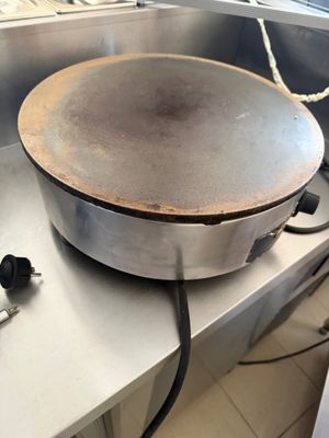 une casserole posée sur un plan de travail dans une cuisine