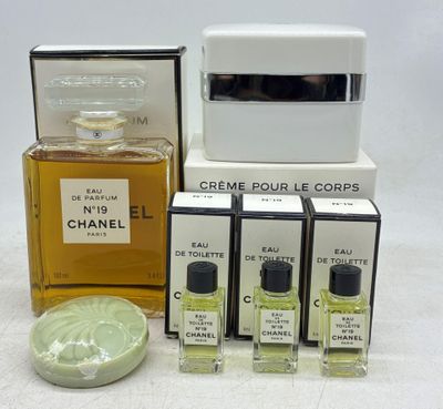 trois flacons de parfum et un porte-savon posés sur une table
