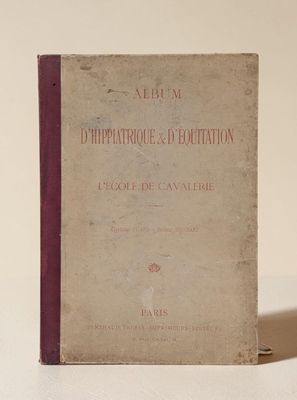 un vieux livre posé sur une table, sur fond blanc