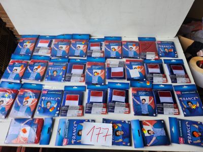 Lot composé de 32 pièces : drapeaux, foulards et écharpes au…