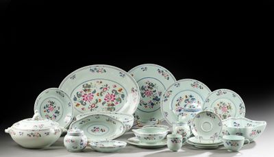 un ensemble d'assiettes et de tasses en porcelaine posées sur une table
