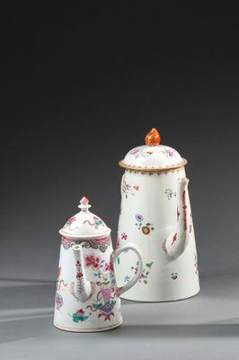deux théières en porcelaine chinoise et un sucrier