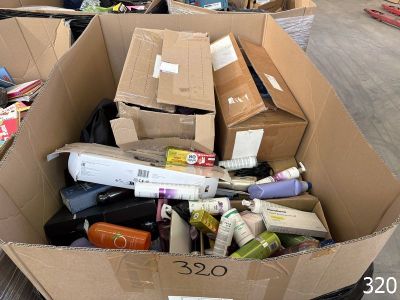 une boîte en carton remplie d'articles assortis dans un entrepôt