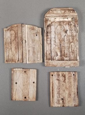 plusieurs morceaux de bois sont disposés sur une surface grise