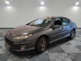 la photo d'une voiture garée dans un garage