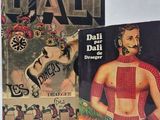 deux livres exposés sur une surface blanche, l'un devant l'autre