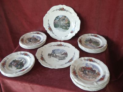 de nombreuses assiettes sur une table recouverte d'une nappe rouge