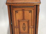 une petite armoire en bois avec une porte et une étagère