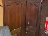 une armoire en bois avec un plateau en marbre dans une pièce