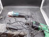 tout un tas d'outils qui traînent à l'arrière d'un camion