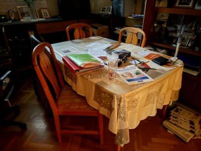 1 table en pin naturel avec quatre chaises