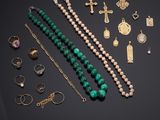 une collection de bijoux comprenant un collier, un bracelet et une bague