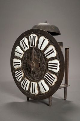 une horloge avec des chiffres romains sur le cadran