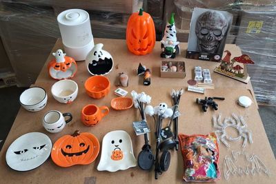 une table sur laquelle sont disposés de nombreux objets d'Halloween