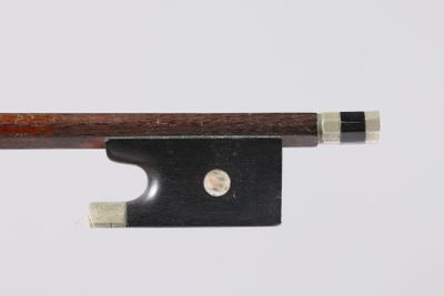 gros plan d'un archet de violon avec un morceau de bois qui en sort
