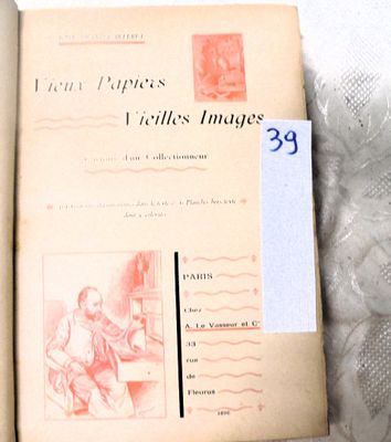 un livre sur lequel figure la photo d'une femme