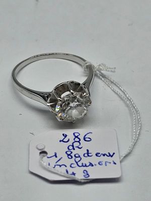une photo d'une bague en diamant à laquelle est accrochée une étiquette de prix
