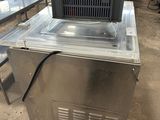 une machine placée au milieu d'une pièce