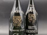 deux bouteilles de vin posées l'une à côté de l'autre sur une table
