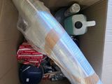 une boîte en carton remplie de bagages et d'autres objets