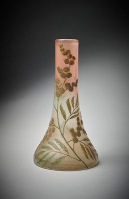 un vase en verre orné de fleurs, posé sur une table