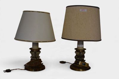 une paire de lampes de table anciennes en laiton, chacune munie d'un abat-jour