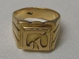 une image représentant une bague en or sur laquelle figure un cheval