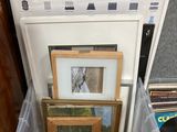 beaucoup de photos dans une boîte posée sur la table