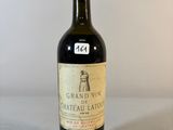 une bouteille de vin posée sur une table