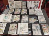 une table sur laquelle sont posés de nombreux timbres
