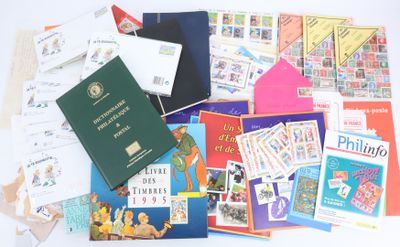 une pile de livres et de cartes postales posée sur une table