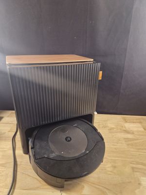 une machine noire et argentée posée sur une table en bois